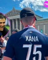 星空体育资讯-欧冠决赛现场 巴黎球迷身穿恩里克去世女儿的球衣❤️‍